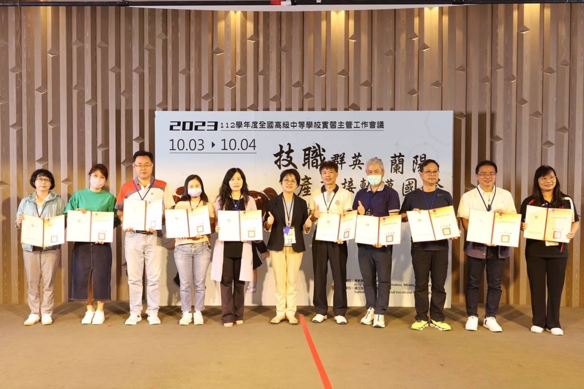 國教署副署長戴淑芬頒發服務滿五年以上資深實習主任獎座。