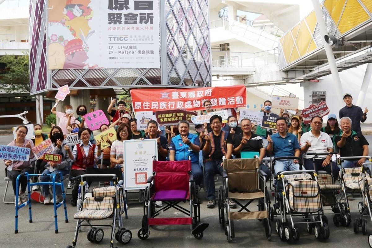 杏華醫療器材公司捐贈臺東縣府醫療輔具物資，關懷原鄉部落的身心障礙者及高齡長輩。