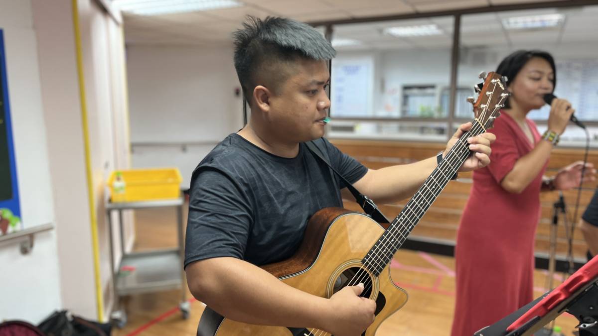 旮勒思南樂團與大家交流音樂
