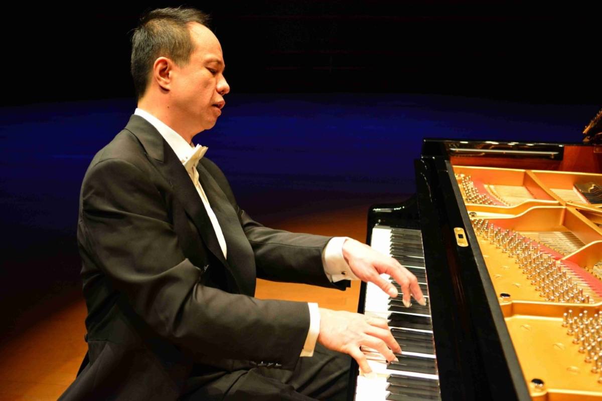鋼琴演奏家 陳瑞斌於美國著名Renee &Henry Segerstrom Concert Hall 演奏(圖為綺想室內樂團提供)