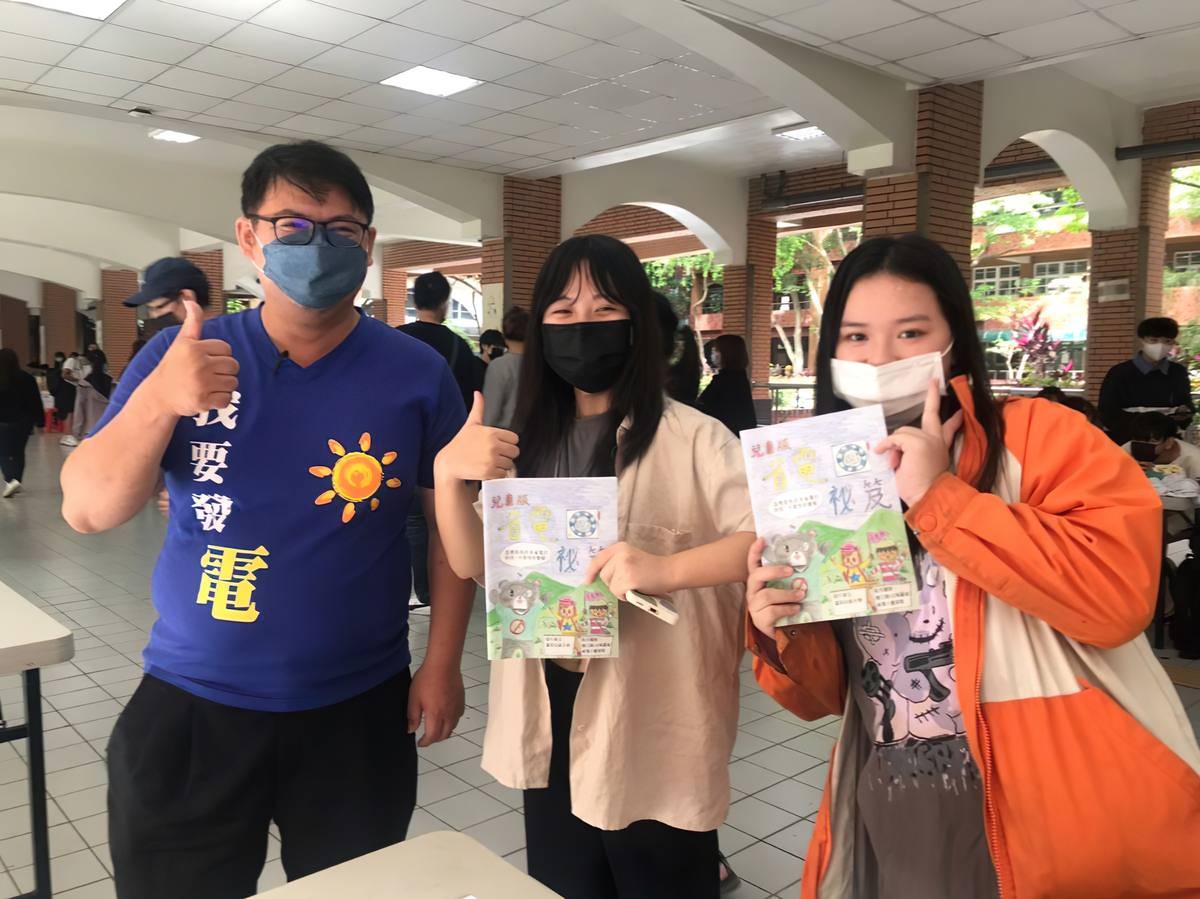 李鴻源(左1)-全國終身學習楷模(優等)-培訓高中生