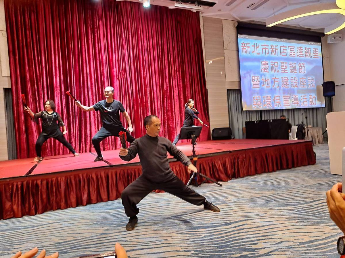 吳一平(台下者)-全國終身學習楷模(優等)-里民聯歡會應邀現場表演