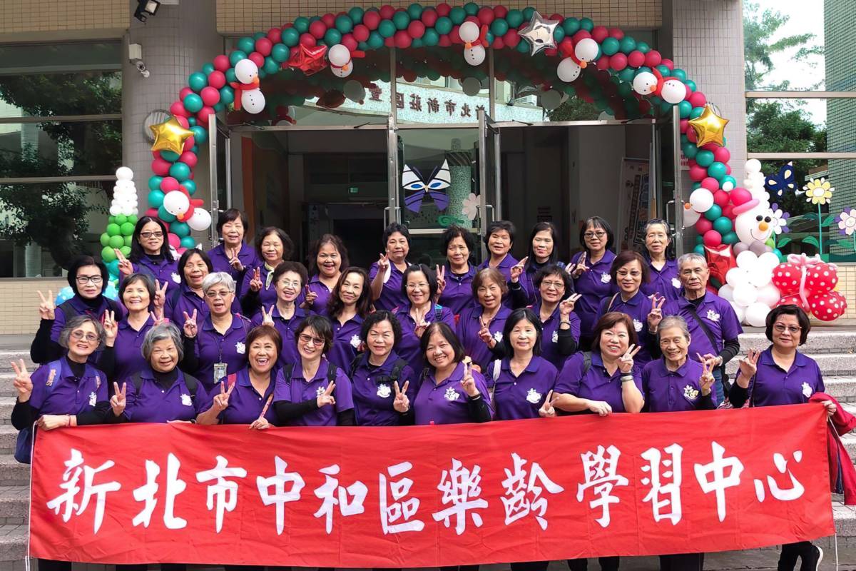章美惠(第1排左4)-全國終身學習楷模(優等)-新北市動健康爭霸戰