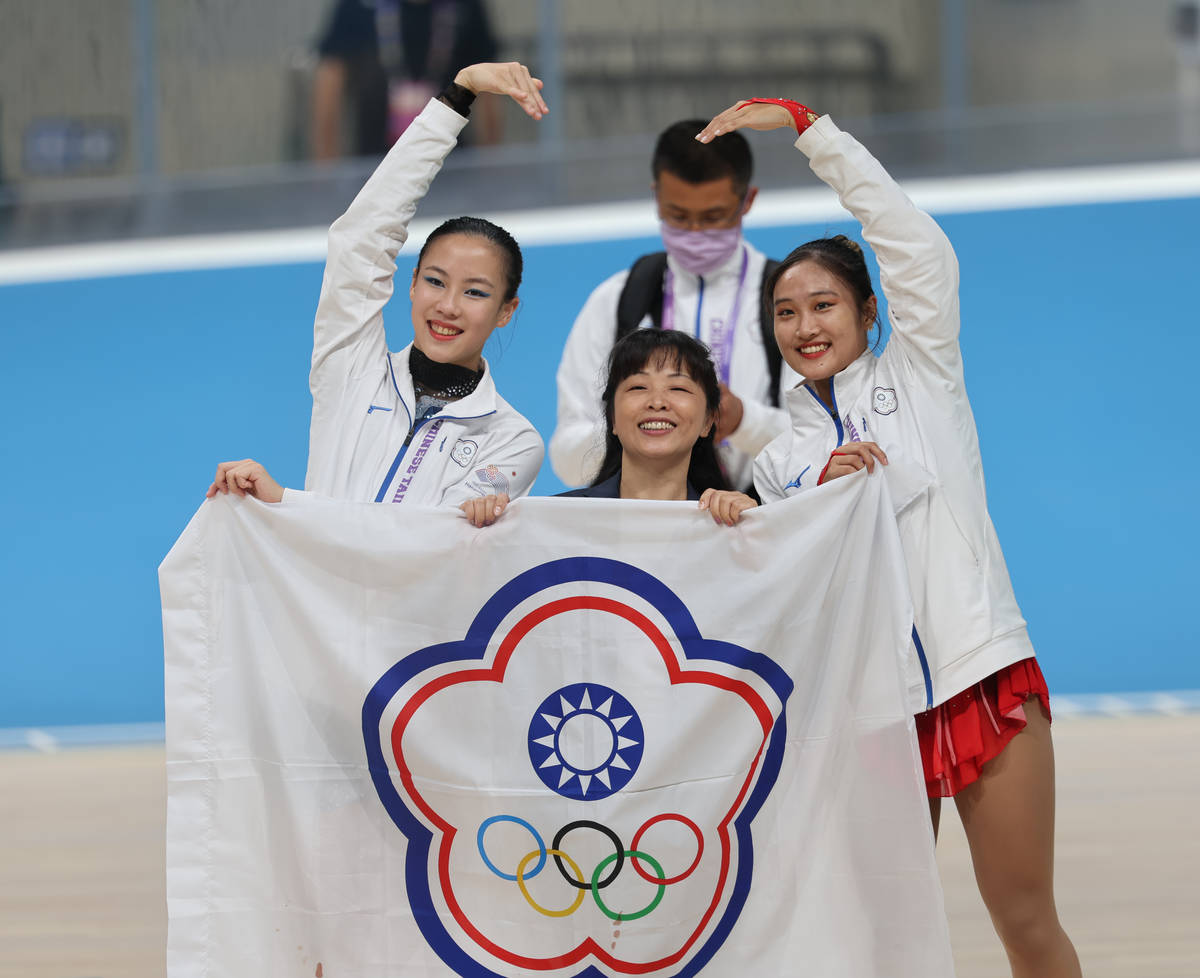 我國選手洪筱晴(右)、張緻如(左)與郭文平教練(中)開心合影
