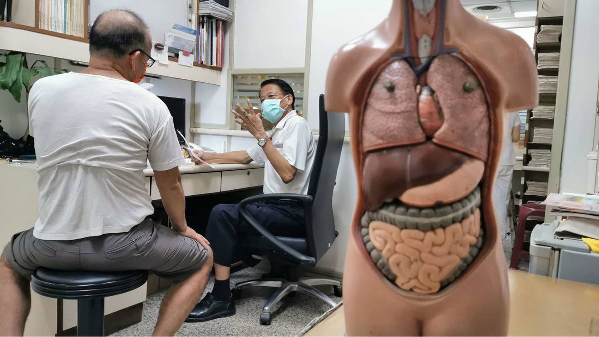 鄭光人醫師(後者)為患者問診