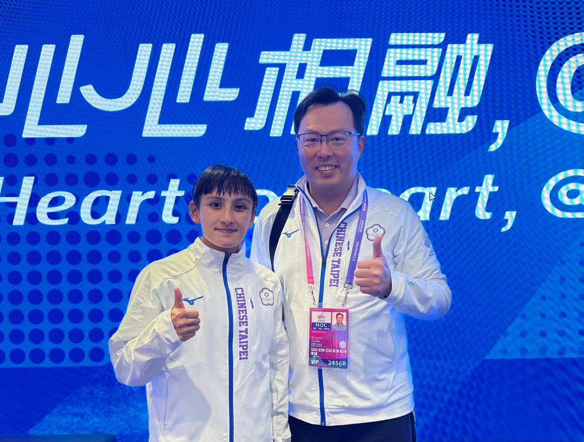 體育署鄭世忠署長(右)到場為選手打氣，並於賽後與谷筱霜選手合影