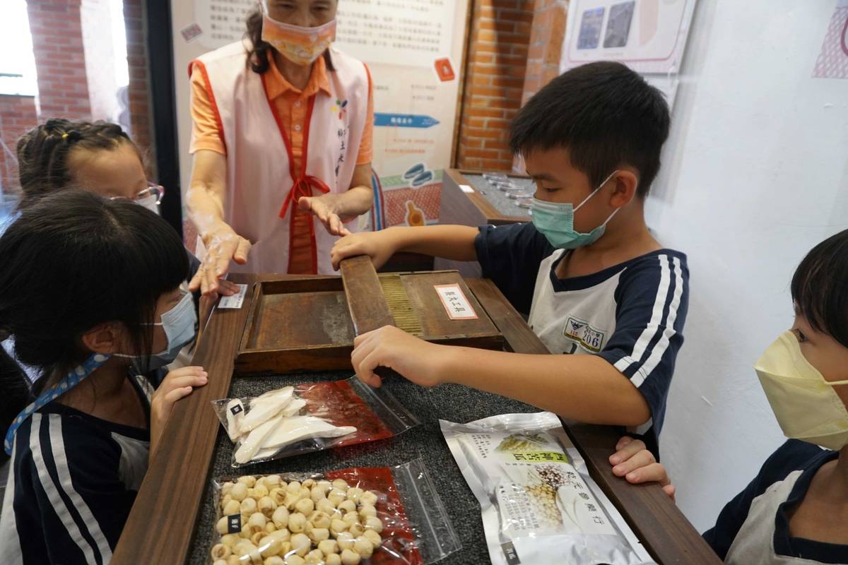 臺北市鄉土教育中心「百年風華大稻埕」特展，帶領小朋友從動手體驗中認識產業發展