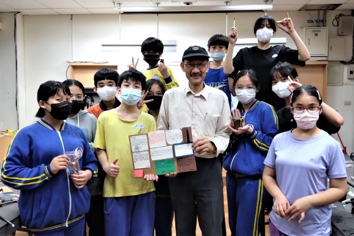 汪永文老師(前中)與學生合影.