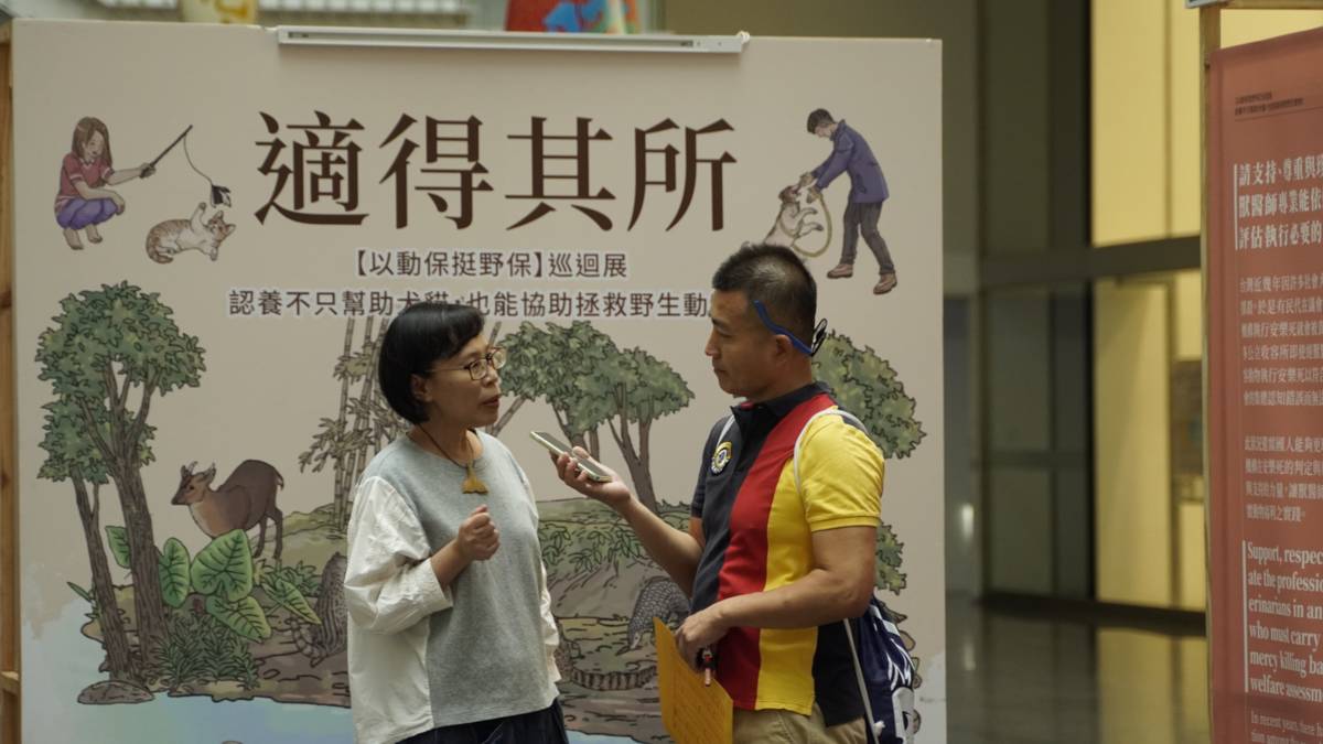 策展人劉偉蘋與常罡合影 