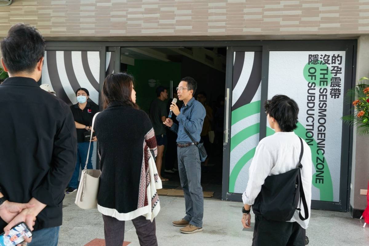 臺東聲音藝術節策展人張溥騰為參與來賓及民眾導覽。