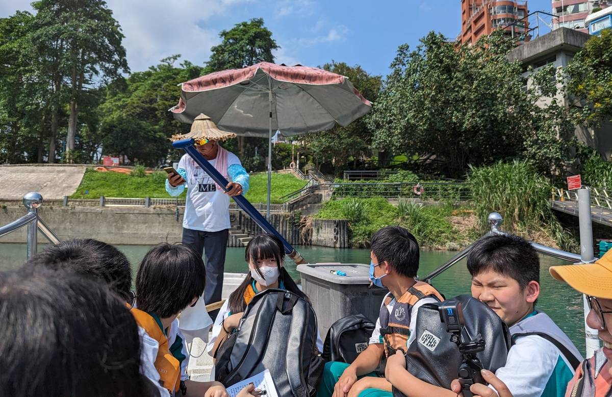 第三小隊執行任務搭乘渡船橫越碧潭