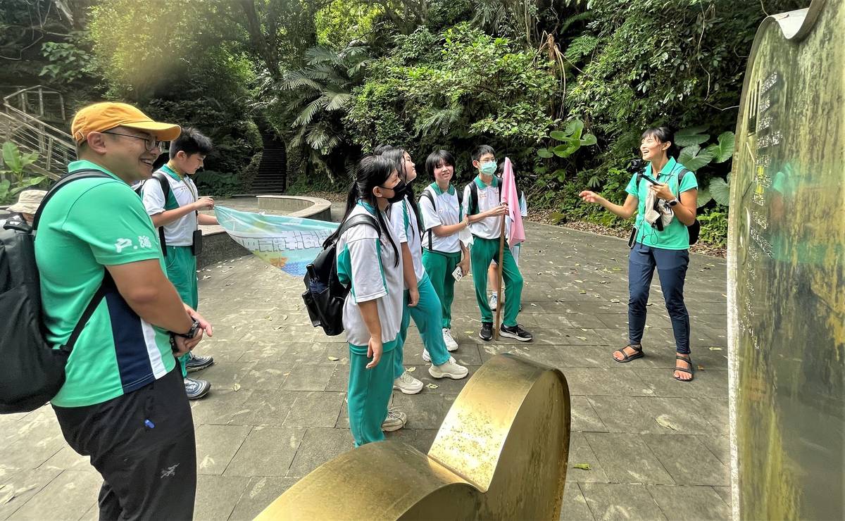 學生自行規劃路線從和美山步道中找到心型裝置藝術並討論上面詩句涵義