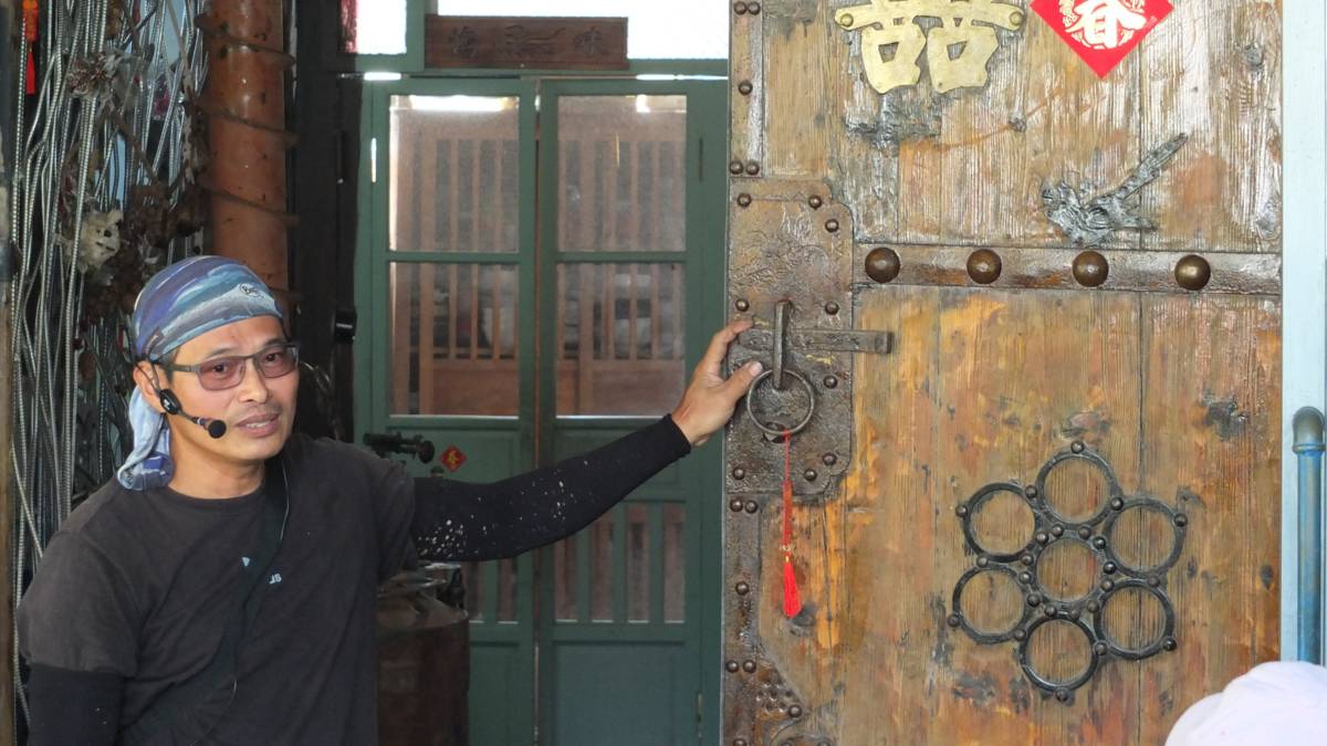 潘守誠介紹基地的藝術大門