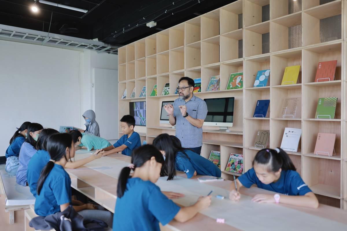 濯亞國際學院學生在展間閱讀區，大膽自由地創作