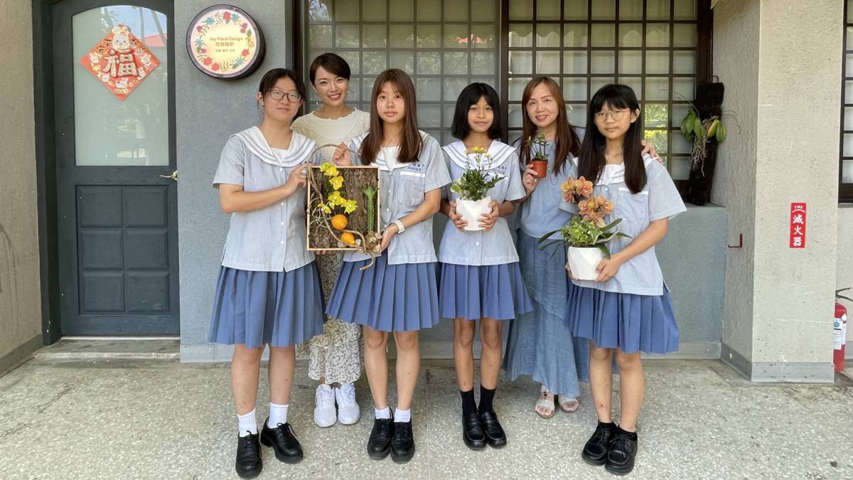 新北市淡水區正德國中賢孝校區學生與指導老師游珮琪（右二）、賴麗如（左二）合影。陳可繹（左三）榮獲花藝職類青年組銀牌，連羽喬（左一）榮獲青少年組金牌，邱芳暄（右一）和盧宜欣（右三）分別獲得青少年組第二名和第四名。