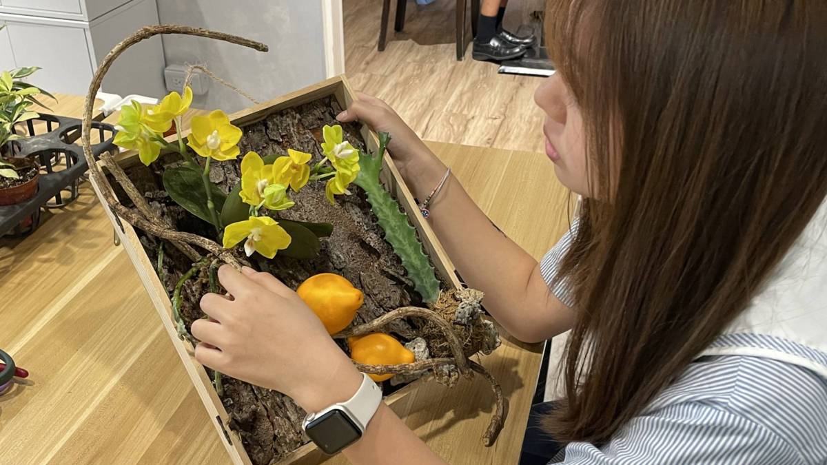 學生陳可繹解說花藝壁飾的製作流程與創作理念。
