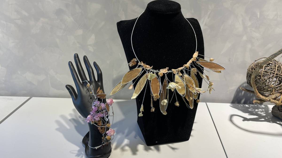 學生將花藝結合珠寶金工所製作的手腕花和項鍊花。