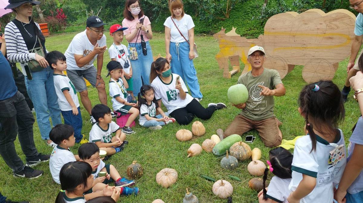 小朋友們在莊園內認識在地農產品(圖片來源：林敬醇提供)
