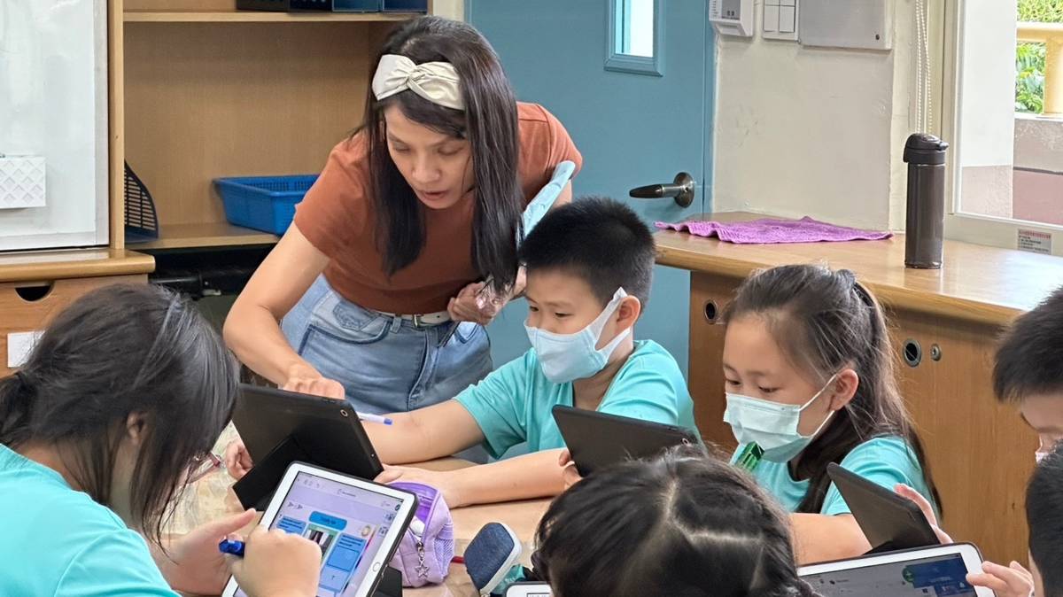 豐佳燕老師引導四年級資優生使用iPad 學習。(豐佳燕老師提供)