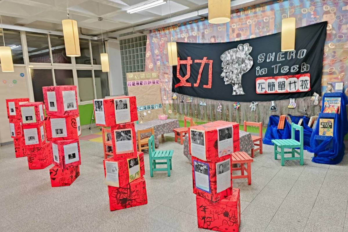 銘傳國小10月主題書展在圖書館和2樓穿堂陳列多本與女力相關的書籍
