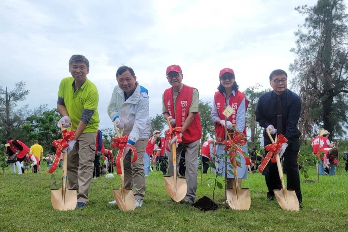 台新金控與臺東縣政府、臺東大學、綠色冀泉共同簽署合作意向(MOU)，將「公益植樹共好計畫」培育的牛樟樹苗轉種森林公園，盼重現綠地，