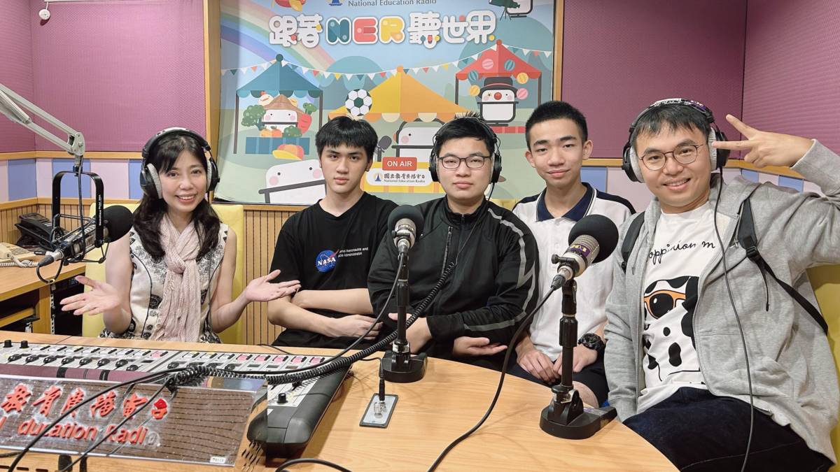 端端主持人與台北市內湖高工師生.jpg
