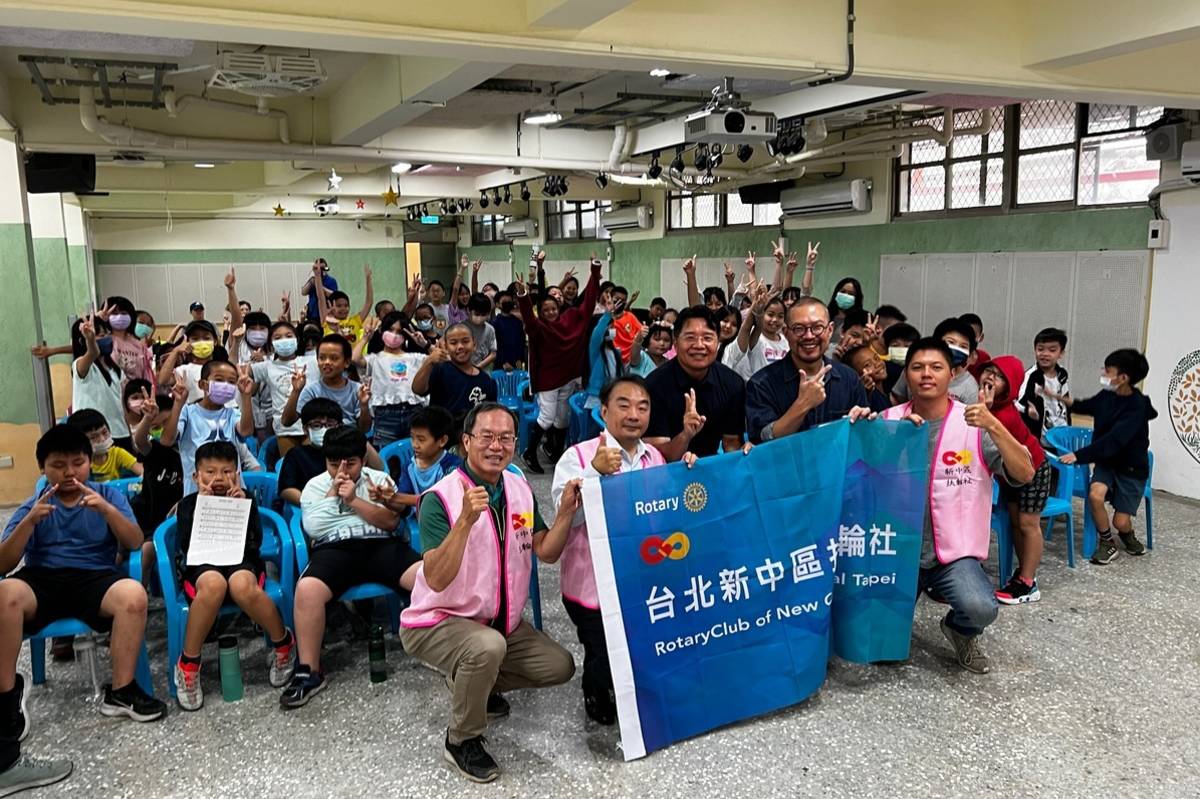 簡文彬指揮以充滿個人風格方式回答學生問題，妙人妙語讓學生開心度過「不可思議」的90分鐘