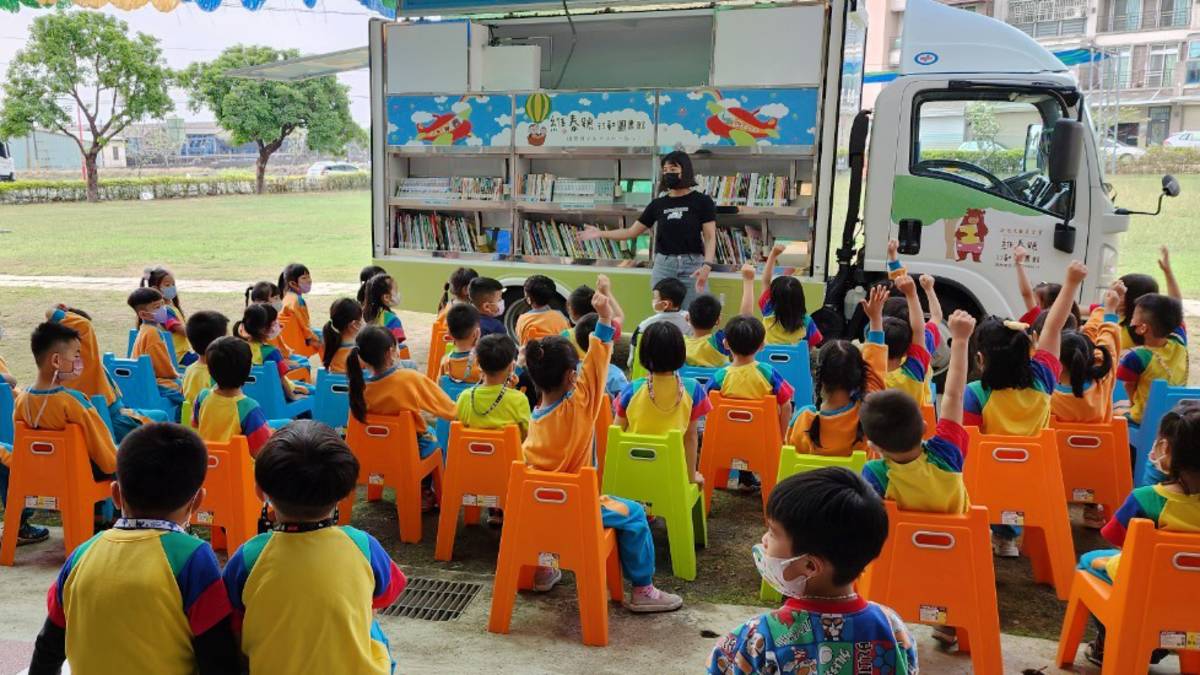 新港文教基金會  維泰號行動圖書館巡迴鄉立幼兒園