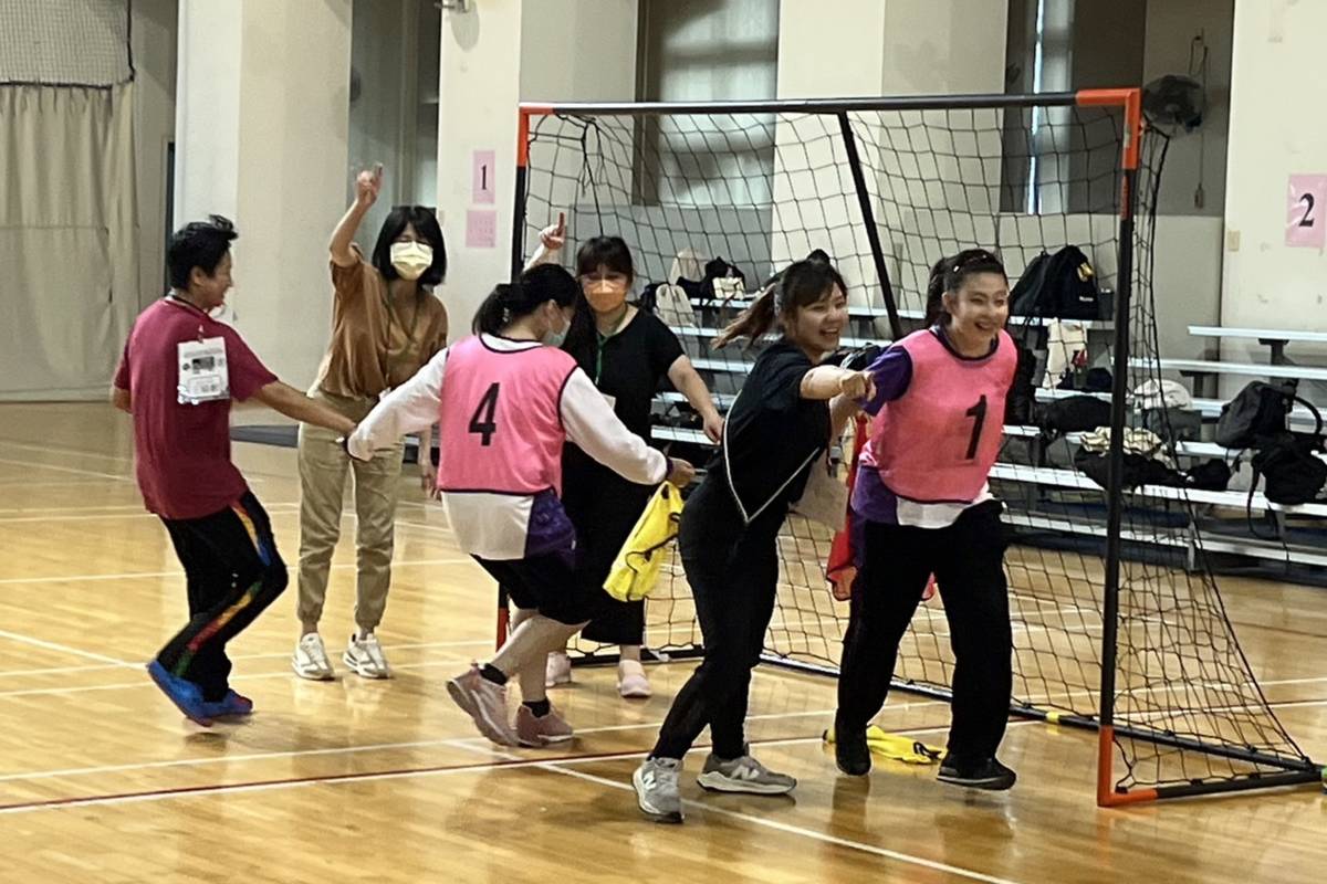 好玩的「抓尾巴」遊戲作為破冰遊戲，讓不同學校學生及志工認識彼此