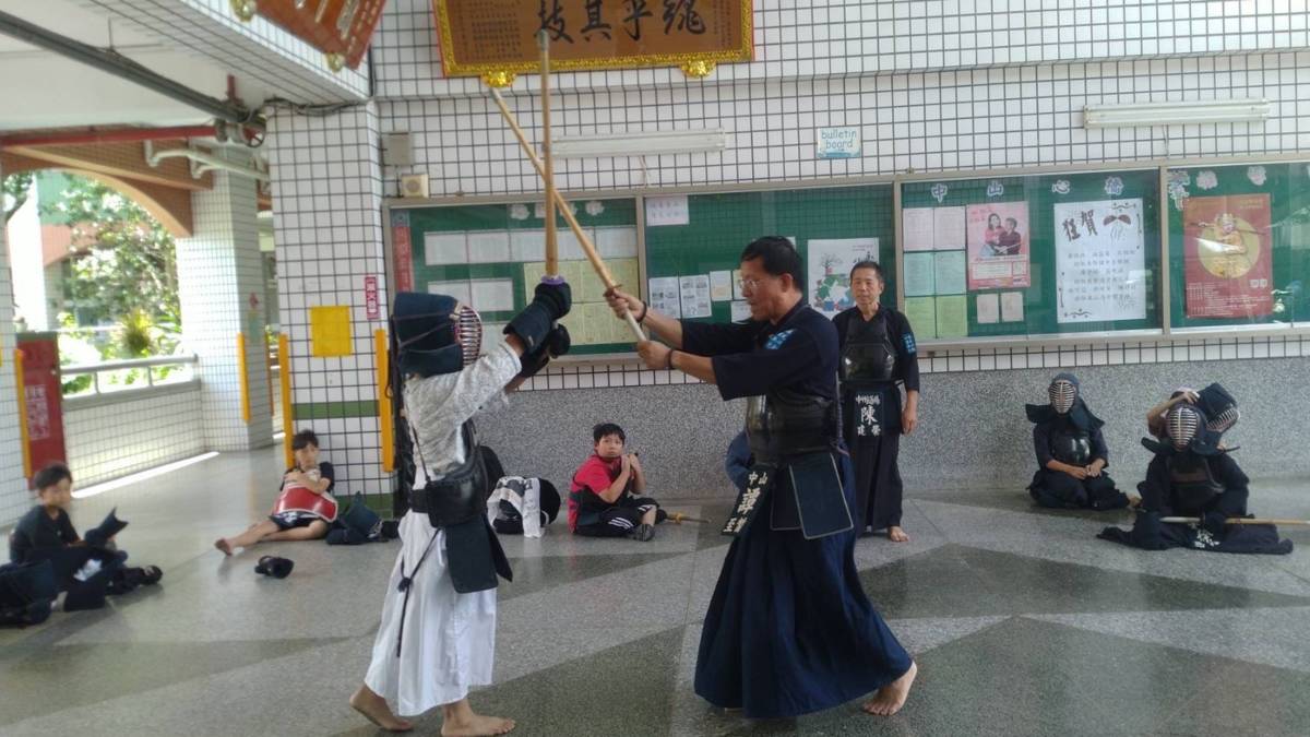 譚校長與學生示範