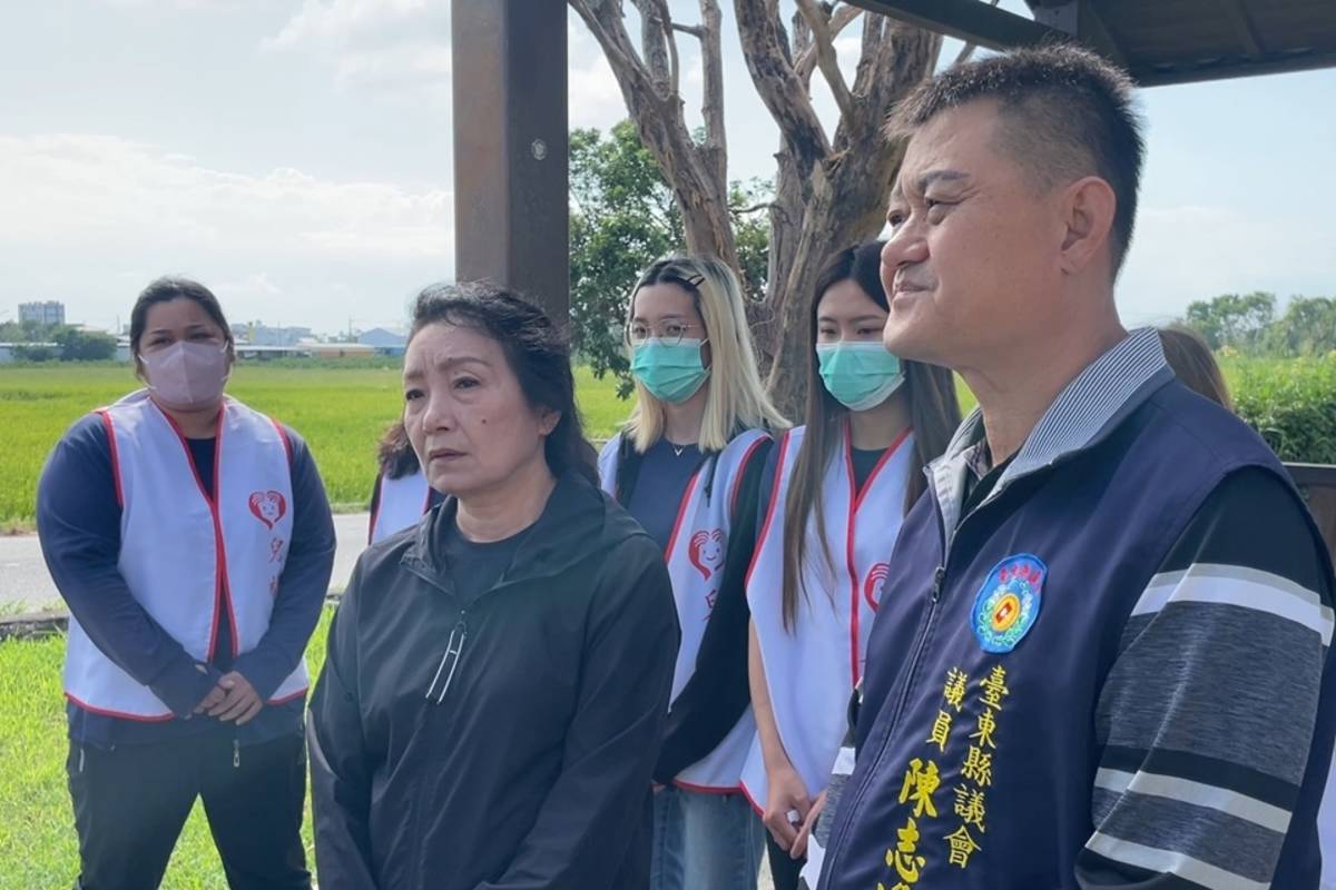 兒童權益促進協會理事長王薇君(左)今(19)日到臺東市殯儀館召開記者會，針對虐嬰案質疑社會安全網疏漏。