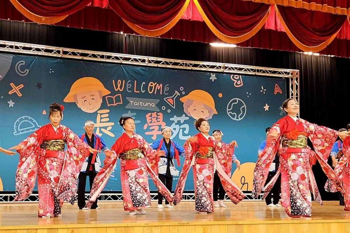 台東縣長青學苑辦理112年結業典禮及成果展。