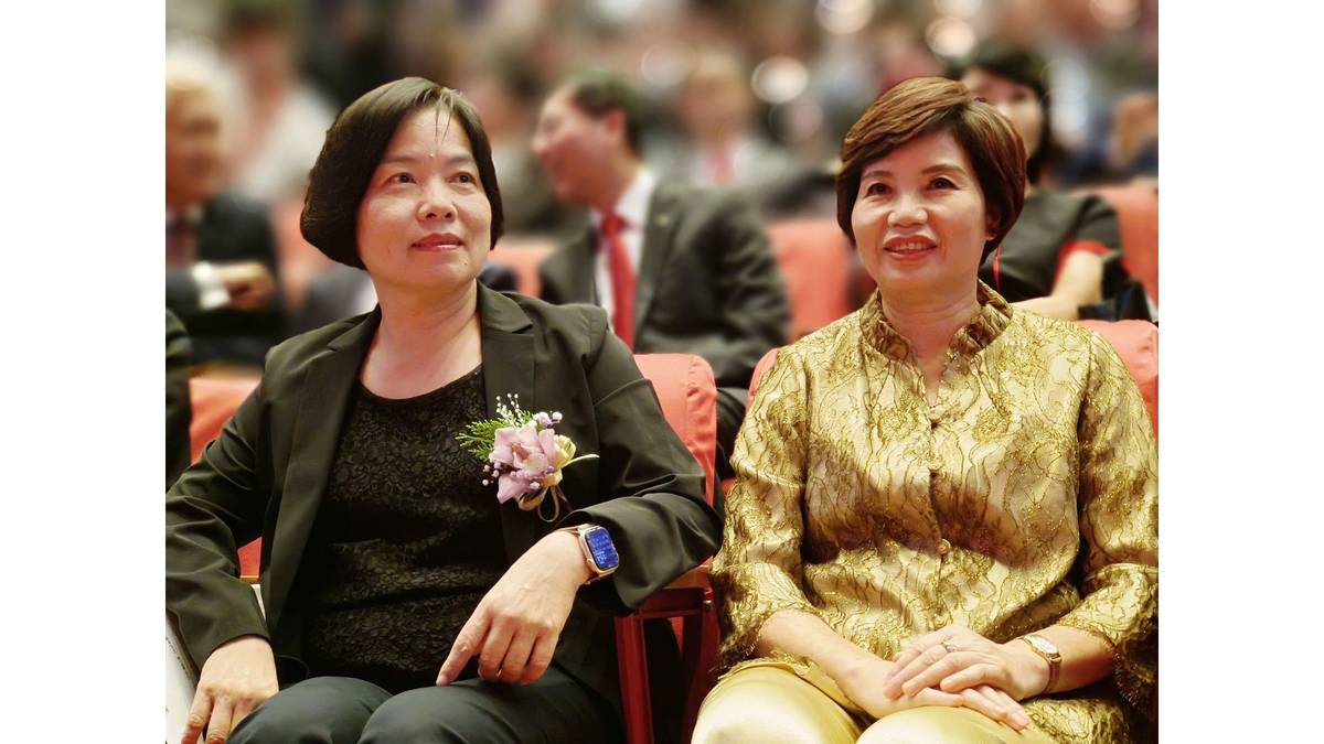 現任保險局局長施瓊華(左)、現代保險教育事務基金會董事長 林麗銖(右)