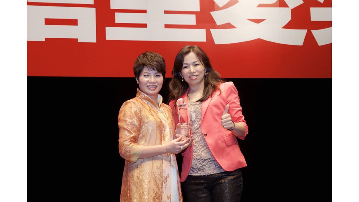 【保險信望愛獎】現代保險教育事務基金會董事長林麗銖(左)與得獎者合影。