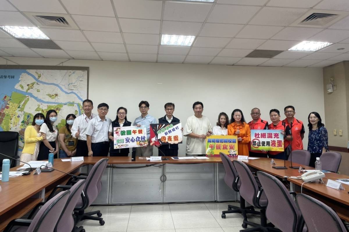 出席團體代表同表支持校園暫時禁用液蛋政策並合影