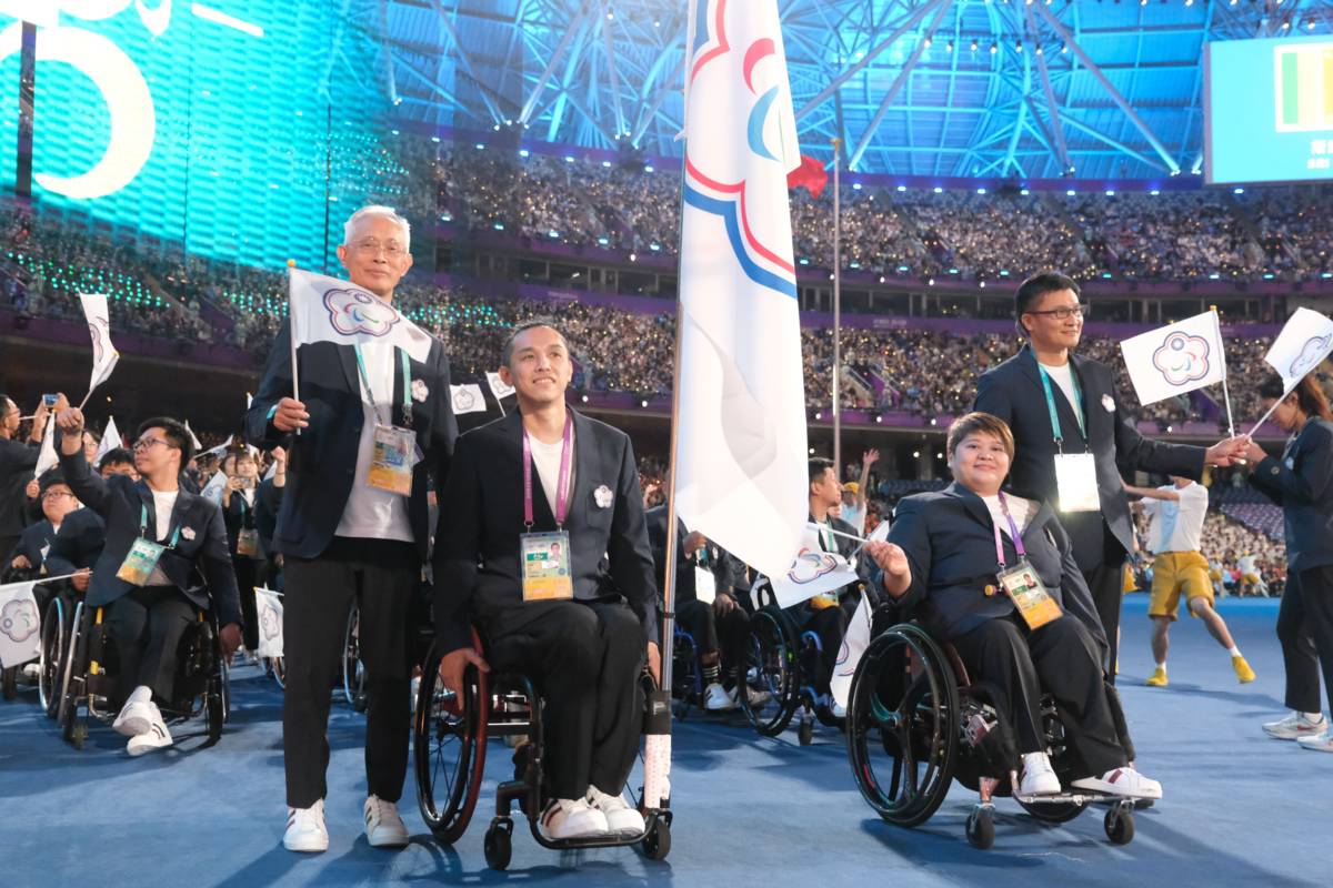 2022杭州亞帕運開幕典禮我國代表團由女子健力選手林資惠(右2)、男子輪椅籃球選手呂駿逸(左2)擔任掌旗官。(體育署提供)
