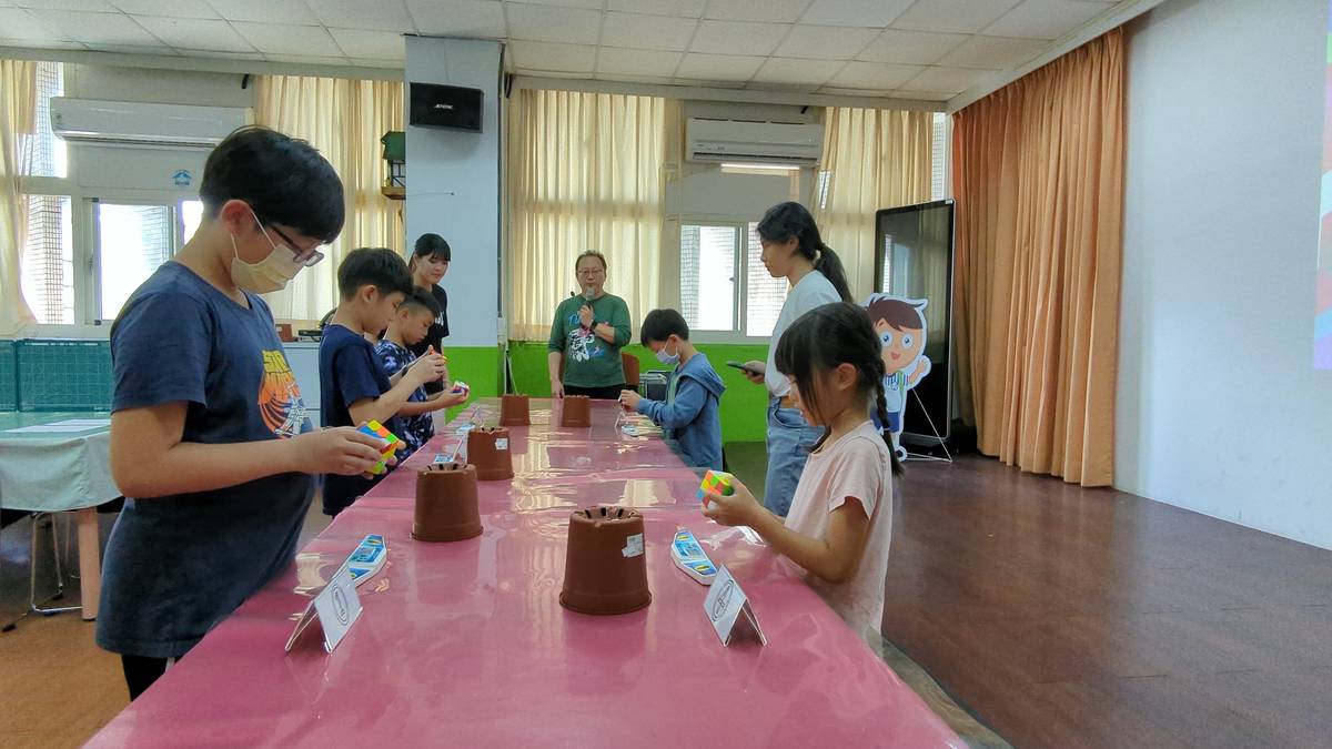魔術方塊競賽考驗學生的專注力以及手腦協調