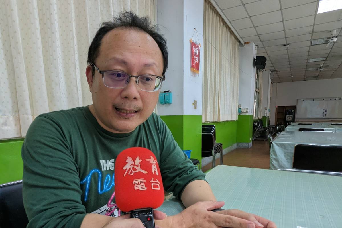 銘傳國小教務主任沈啟聰表示，操作魔術方塊有助於學生提升運算思維能力和空間概念