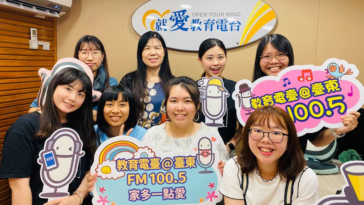由淑娟老師(後排左二)帶領東大學生至芬蘭幼教現場實習