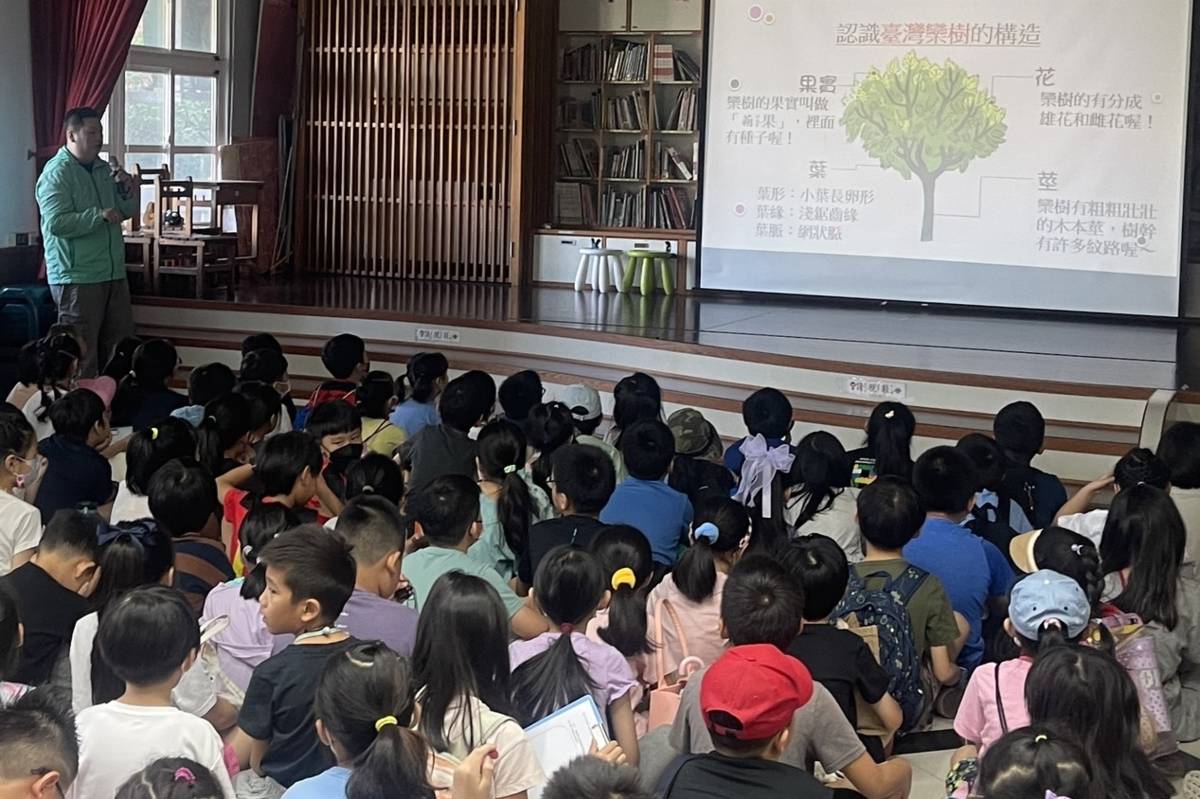 三玉國小結合社區欒樹節活動，設計「歡樂欒樹節」校本課程，帶領學生認識臺灣欒樹