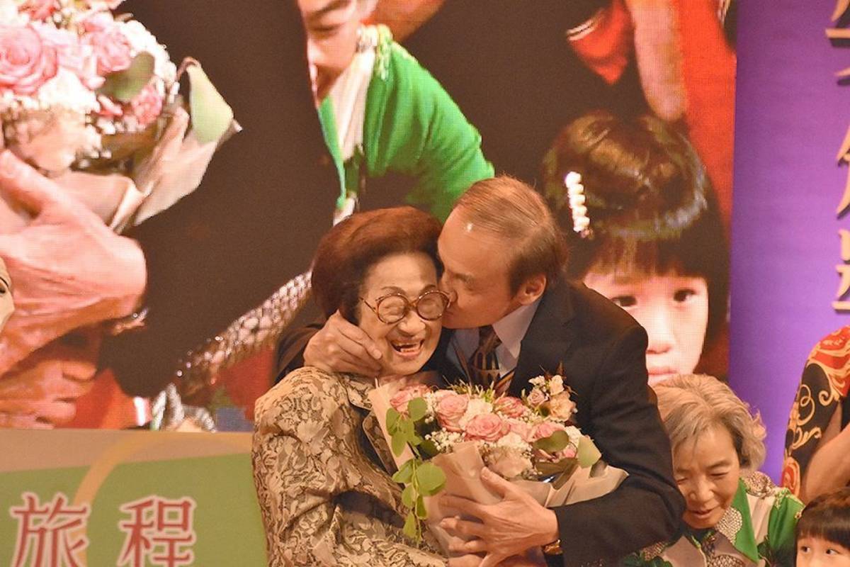 周志中醫師向媽媽獻吻，感謝媽媽平日的教誨與鼓勵。