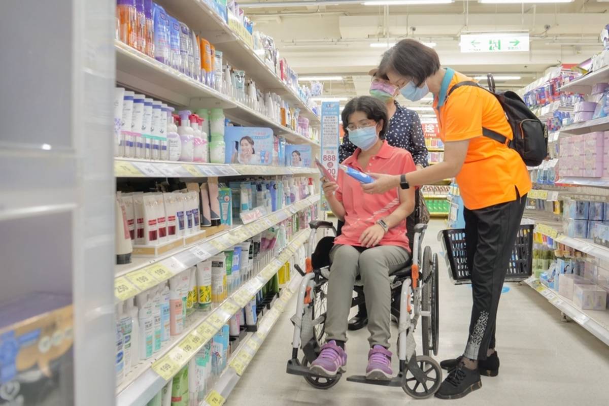志工陪伴個案採買民生物資