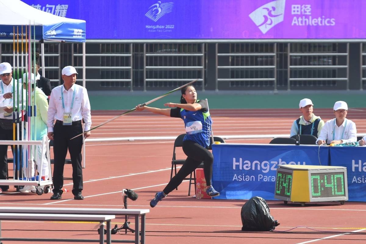 劉雅婷選手於亞帕運女子標槍F12_13級競賽中奮力擲出33公尺40的成績，為中華代表團進帳一面銅牌。(體育署提供)