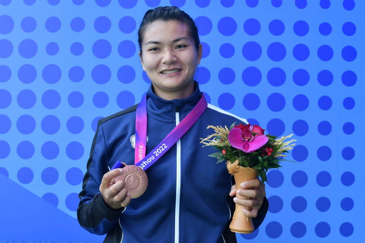 劉雅婷選手以近五年最佳成績33公尺40，勇奪亞帕運女子標槍F12_13級銅牌。(體育署提供)