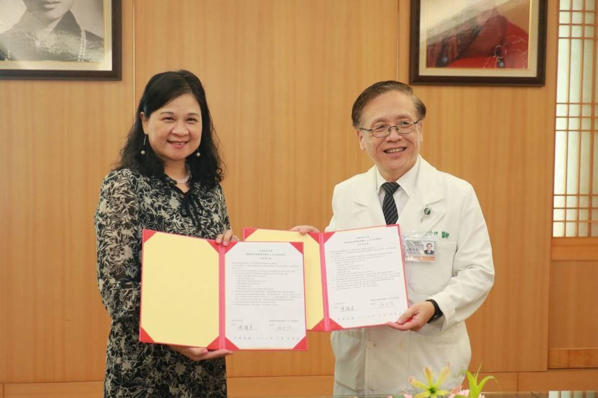 臺中慈濟醫院院長簡守信（右）與中臺科技大學校長陳錦杏（左）共同簽署合作備忘錄