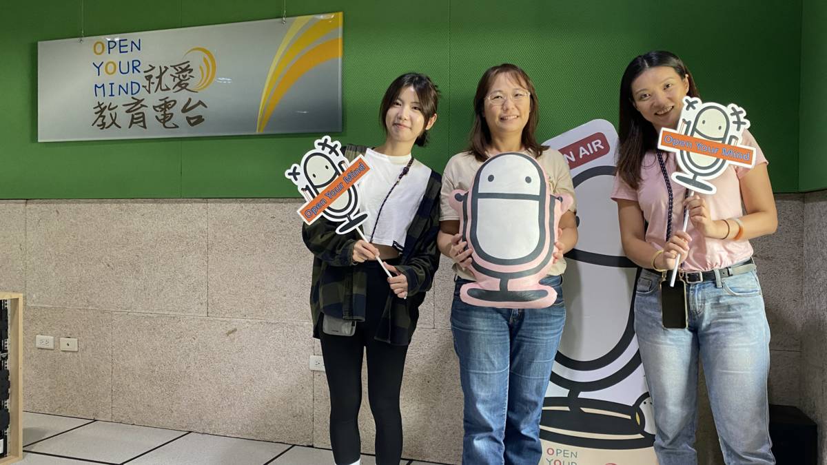 蔡婷如(右)和蔡詩敏(左)姊妹為了父親回鄉改造老旅社