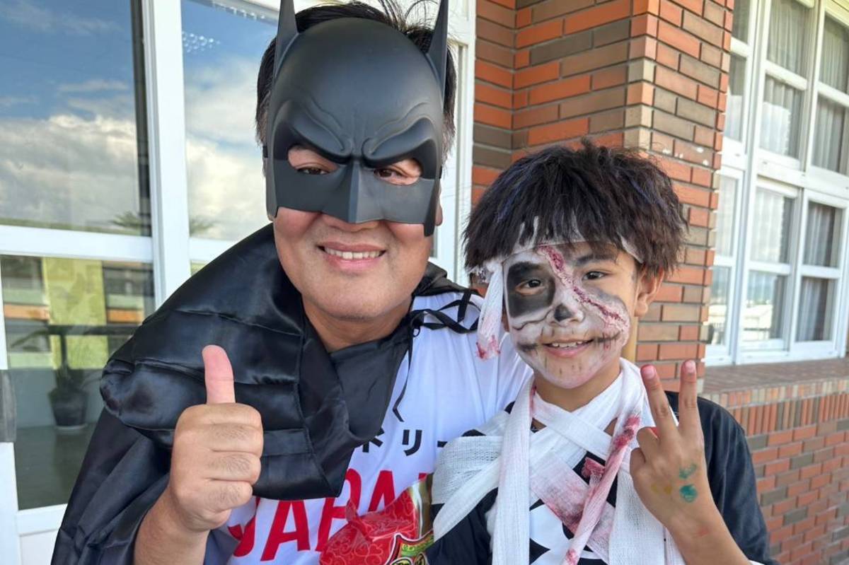 馬蘭國小日卡比洛校長裝扮蝙蝠俠帥氣登場，和高年級同學裝扮的木乃伊同樂。