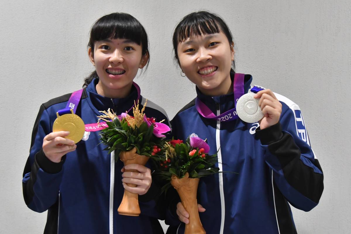 杭州亞帕運我國桌球女子單打TT10級金包銀，由林姿妤選手(左)獲得金牌，田曉雯選手(右)獲得銀牌。(體育署提供)
