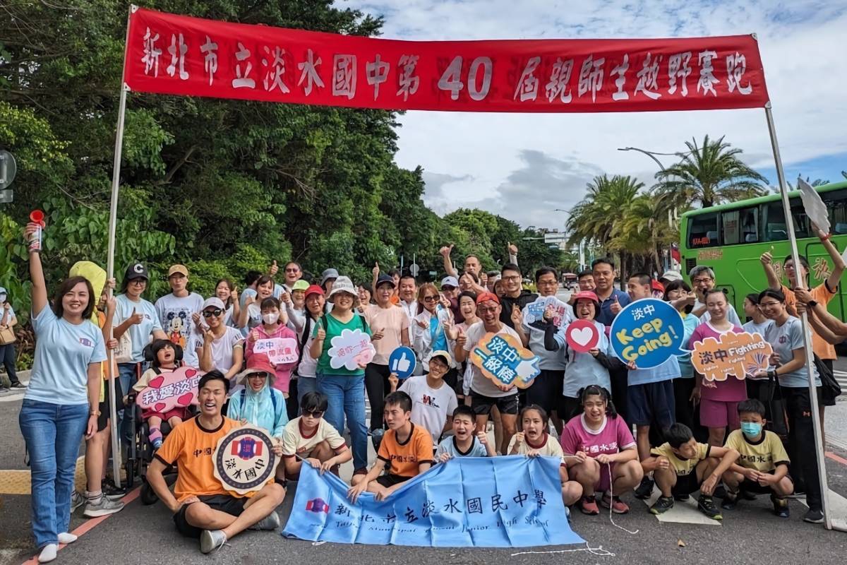 淡水國中舉行第40屆親師生越野賽跑，邀請50萬粉校友香蕉(左一坐者)全程陪跑掀偶像旋風