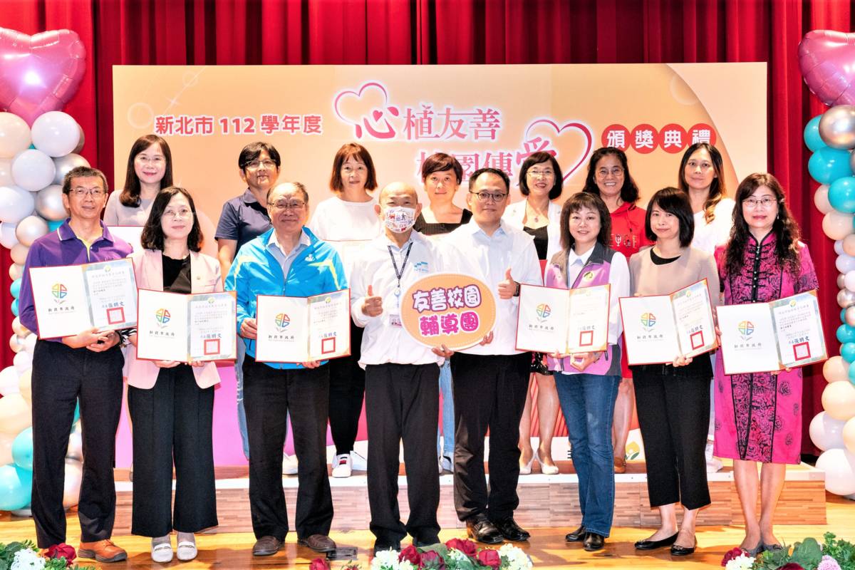 教育局副局長歐人豪頒聘友善校園輔導團員聘書後大合影